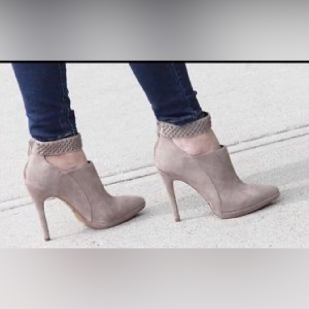 ABS Allen Schwartz Lenna Taupe
Beige Suede Bootie Shootie Size 9